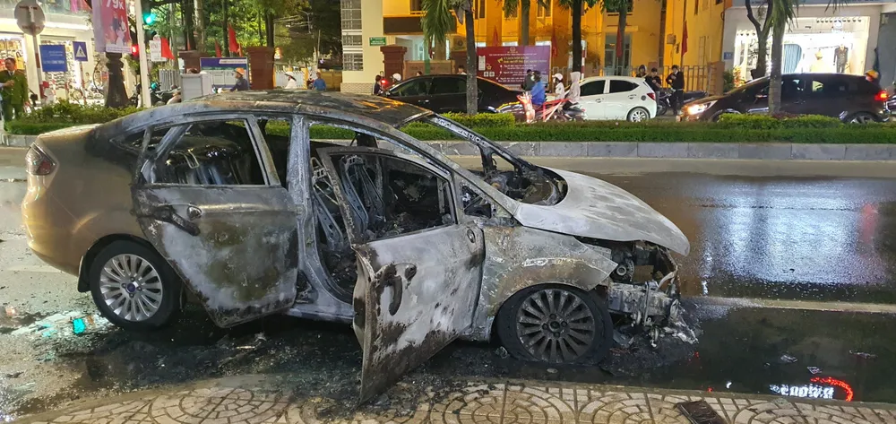 Xe ô tô bốc cháy dữ dội ở TP Đồng Hới