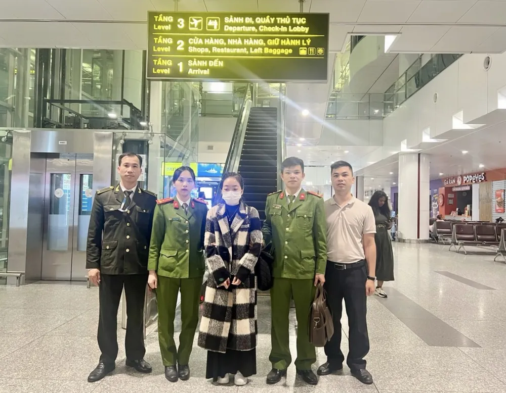 Người phụ nữ trốn truy nã ở nước ngoài về Việt Nam thì bị bắt