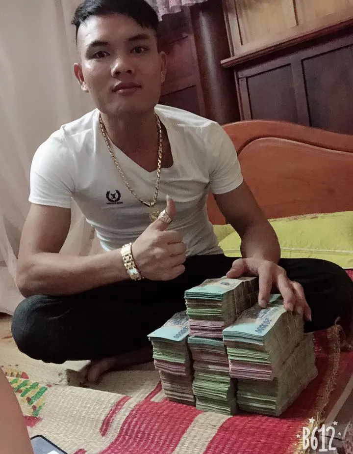 Thanh-nien-hay-len-mang-khoe-tien-bi-bat-trong-chuyen-an-ma-tuy-khung (2).jpg