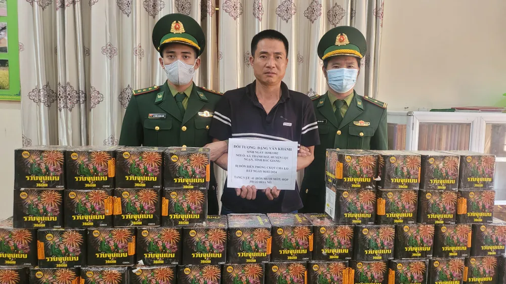 Bắt giữ người đàn ông cất giấu 41 hộp pháo hoa nổ trong xe đầu kéo khi nhập cảnh