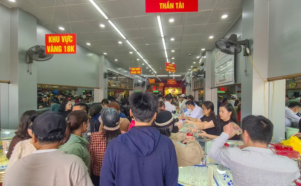Người dân Quảng Bình chen chân mua vàng trong ngày vía Thần Tài