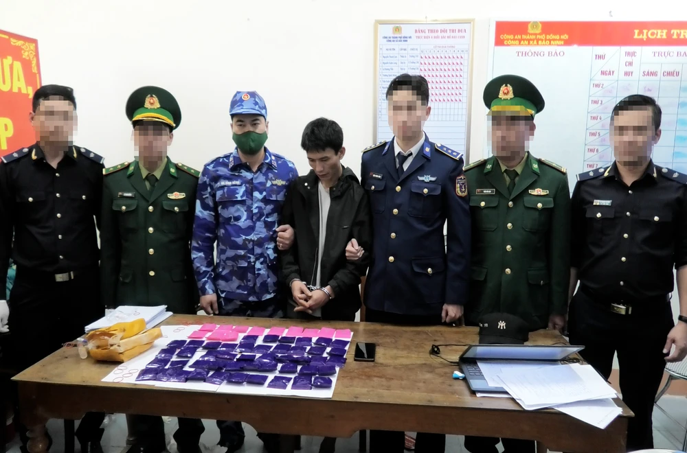 Trương Văn Nguyên cùng tang vật 11.012 viên ma túy Bắt quả tang người đàn ông vận chuyển hơn 11.000 viên ma túy