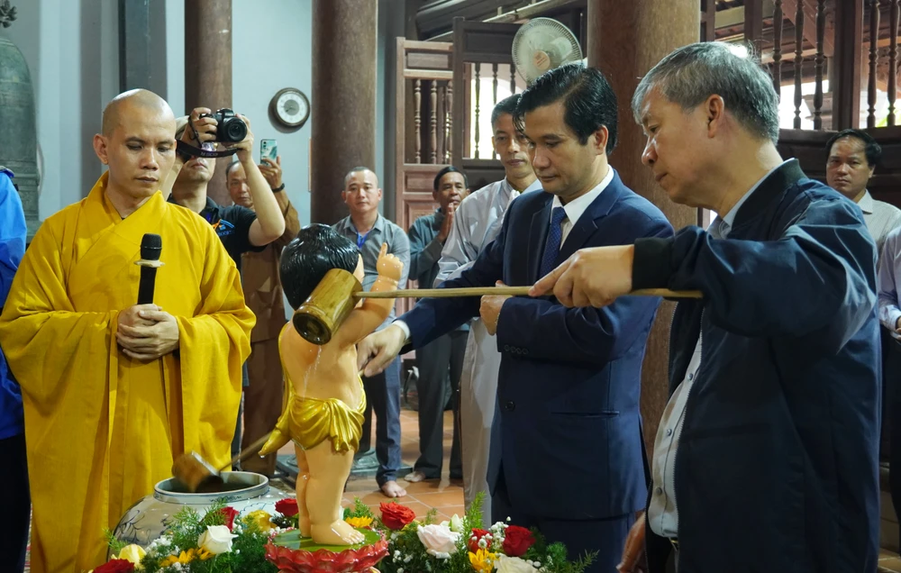 Lễ tắm phật diễn ra trong không gian trang nghiêm. Ảnh: BẢO THIÊN anh trí.jpg