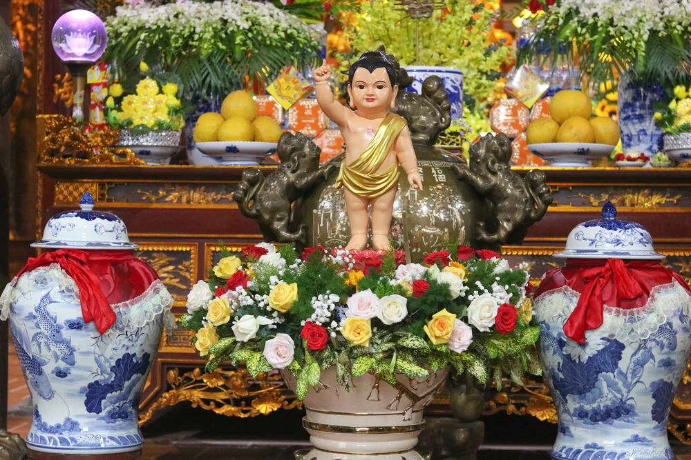 Nước tắm phật được đưa từ vực An Sinh (xã Trường Thủy) về chánh điện Tam Bảo chùa Hoằng Phúc. Ảnh: BẢO THIÊN IMG_8282.JPG