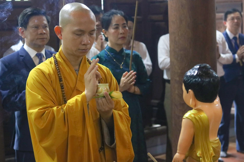 Sau lễ rước nước, Giám tự chùa Hoằng Phúc sẽ làm lễ tắm phật tại trung tâm chánh điện Tam Bảo. Ảnh: BẢO THIÊN IMG_8289.JPG