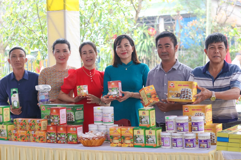 Các sản phẩm OCCOP của các địa phương được trưng bày tại chùa Hoằng Phúc. Ảnh: BẢO THIÊN IMG_8358.JPG