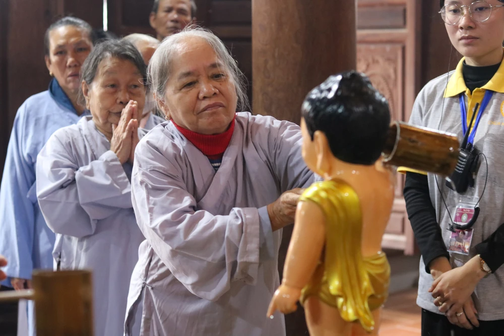 Các phật tử, người dân và du khách thực hiện nghi lễ tắm phật. Ảnh: BẢO THIÊN IMG_8359.JPG