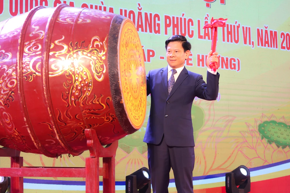 Ông Lê Vĩnh Thế, Bí thư Huyện ủy Lệ Thủy đánh trống khai hội Lễ hội di tích lịch sử chùa Hoằng Phúc năm 2024. Ảnh: BẢO THIÊN IMG_8414.JPG