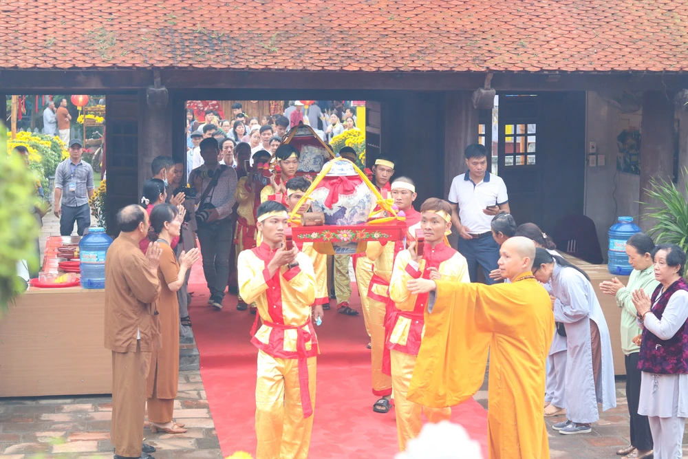 Lễ rước nước từ thượng nguồn về chánh điện Tam Bảo chùa Hoằng Phúc. Ảnh: BẢO THIÊN Trang nghiêm lễ rước nước, tắm phật ở ngôi chùa cổ bậc nhất miền Trung