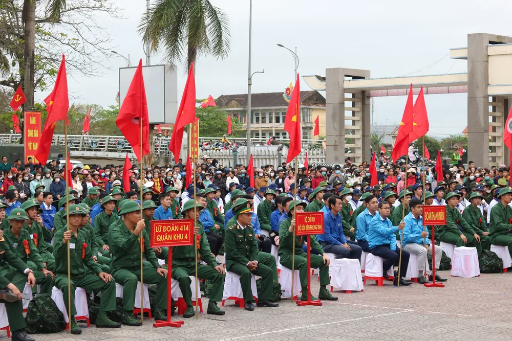 Thanh niên Quảng Bình và Thừa Thiên Huế hăng hái lên đường nhập ngũ