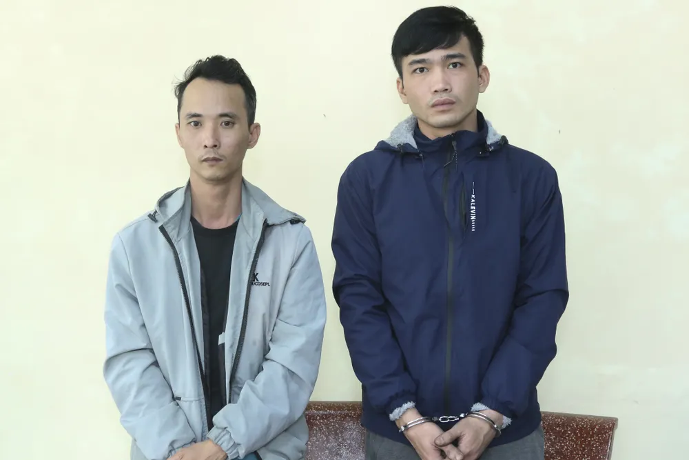 Hoàng Hải Đức (trái) và Đặng Thanh Vũ tại cơ quan công an. Ảnh: Q.VĂN Danh tính hai nhân viên giặt là cất giấu ma túy trong khuôn viên bệnh viện để sử dụng