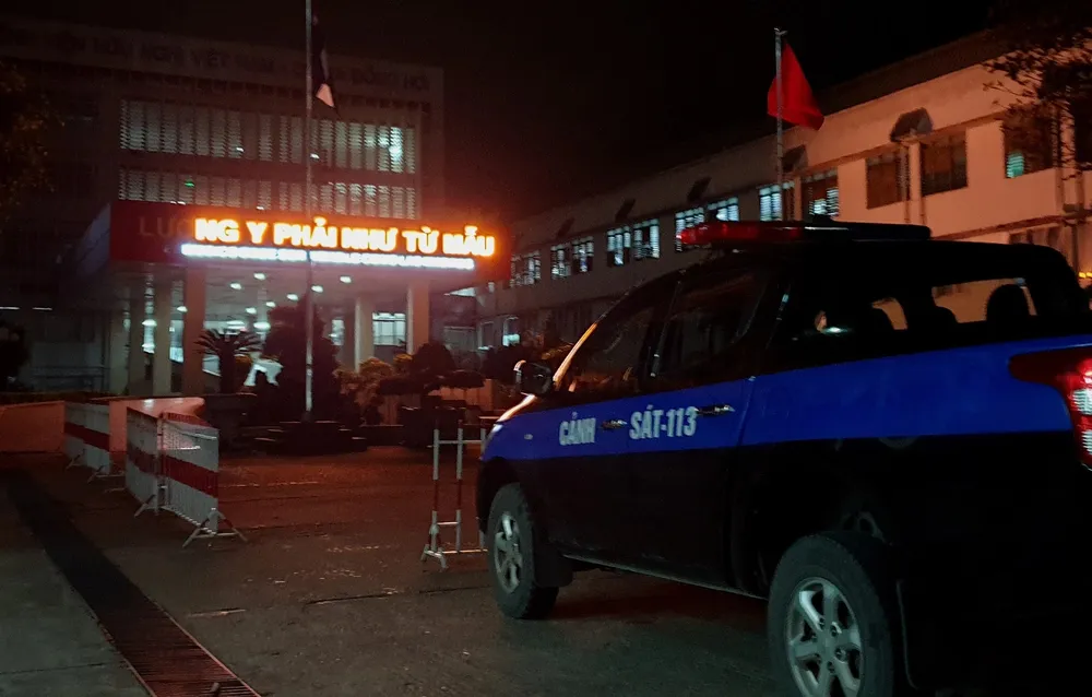 Cơ quan công an tiến hành khám xét bệnh viện hữu nghị Việt Nam-Cuba Đồng Hới trong tối ngày 26-2. Ảnh: Q.NAM Phát hiện hàng trăm viên ma túy trong một bệnh viện ở Quảng Bình