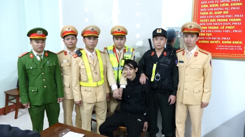 Trần Văn Lợi cùng tang vật thời điểm bị bắt giữ. Ảnh: Q.VĂN Bắt nam thanh niên phóng xe máy ‘cõng’ gần 2.000 viên ma túy vượt chốt công an