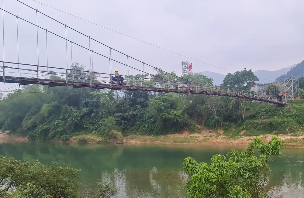 Cầu treo Phú Xuân tại xã Cao Quảng là con đường duy nhất nối thôn này đến các điểm trường và trung tâm xã, huyện. Ảnh: BẢO THIÊN Nhung-cay-cau-treo-gong-minh-keo-dai-tuoi-tho.jpg