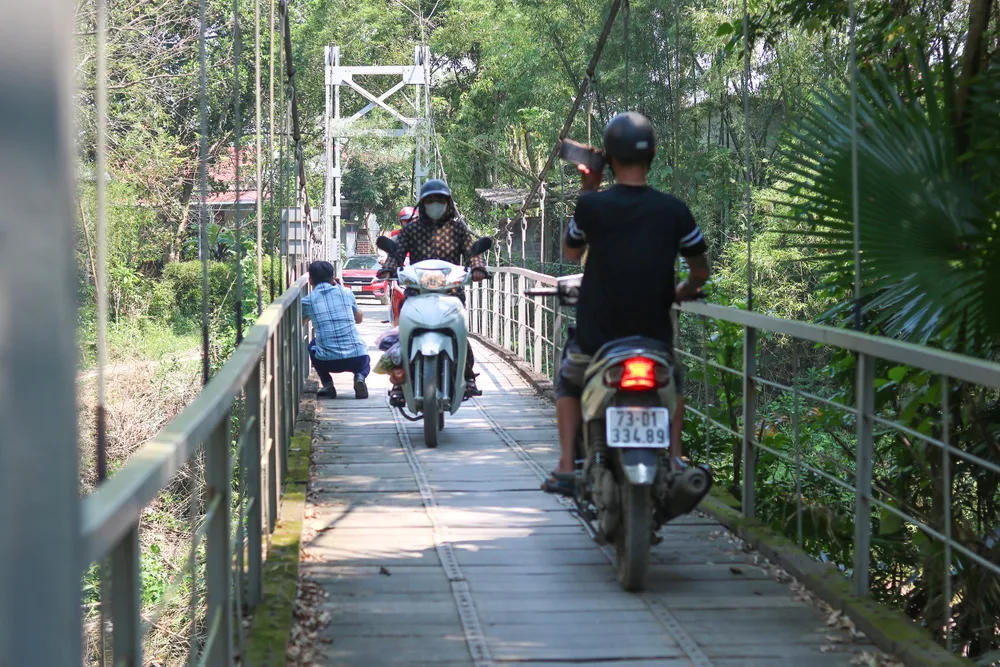Không chỉ hết hạn sử dụng mà bề rộng mặt cầu hẹp cũng khiến việc qua lại gặp nhiều khó khăn. Ảnh: BẢO THIÊN Những cây cầu treo gồng mình kéo dài tuổi thọ