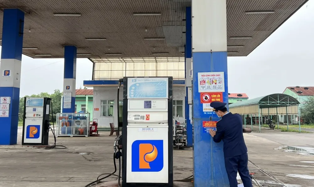 Đồng loạt kiểm tra 22 cửa hàng xăng dầu tư nhân tại Quảng Bình