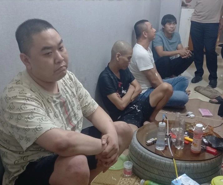 Hiện trường thời điểm lực lượng công an bắt quả tang. Ảnh: CTV Bắt quả tang bốn người tổ chức sử dụng và tàng trữ hơn 10 kg ma túy
