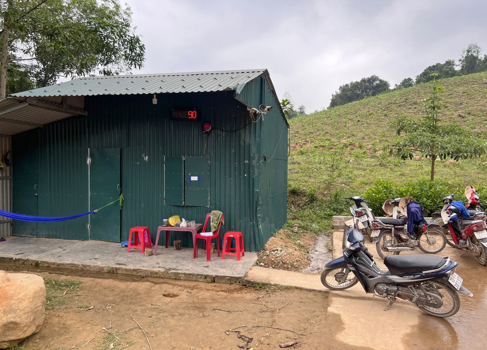 Ki ốt bằng tôn được dựng lên làm nơi sinh hoạt của nhân viên trạm cân. Ảnh: B.THIÊN 3-tram-can-thu-mua-go-keo-hoat-dong-trai-phep-o-Quang-Binh (2).jpg