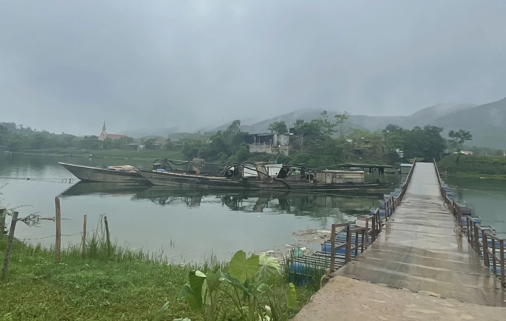 Hai tàu khai thác cát trái phép bị tạm giữ để xử lý theo quy định. Ảnh: CA Bắt giữ hai tàu khai thác cát trái phép trong đêm ở sông Son