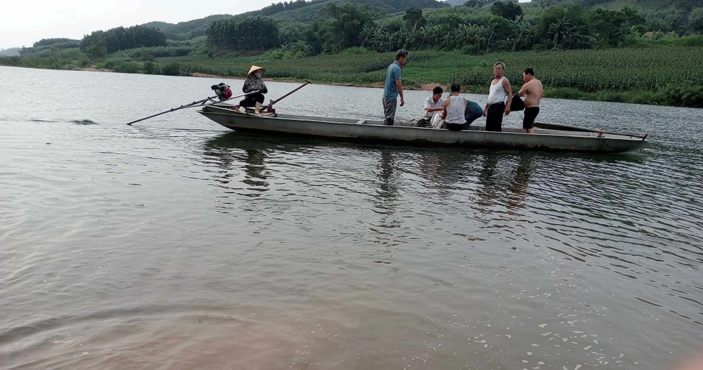 Khi người dân đến hỗ trợ, hai em học sinh đã đuối nước tử vong. Ảnh: CTV Quảng Bình: Hai nữ học sinh lớp 7 đuối nước tử vong trên sông Gianh