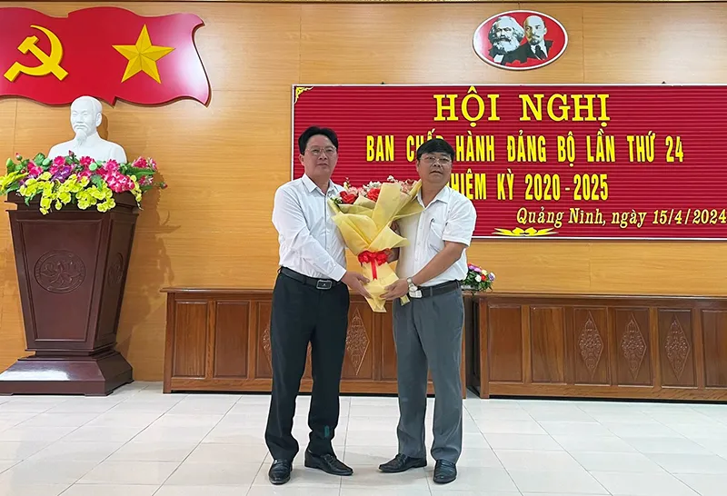 Ông Phạm Trung Đông (bên trái) được bầu làm Bí thư Huyện uỷ Quảng Ninh với phiếu bầu đạt tỉ lệ cao. Ảnh: L.CHI images780032_a1__2_a.jpg