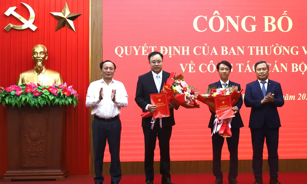 Bí thư Tỉnh ủy Quảng Bình Vũ Đại Thắng cùng Phó Bí thư Thường trực Tỉnh ủy Trần Hải Châu trao quyết định và tặng hoa chúc mừng các cán bộ được bổ nhiệm. Ảnh: H.CHI images780046_IMG_2380.jpg
