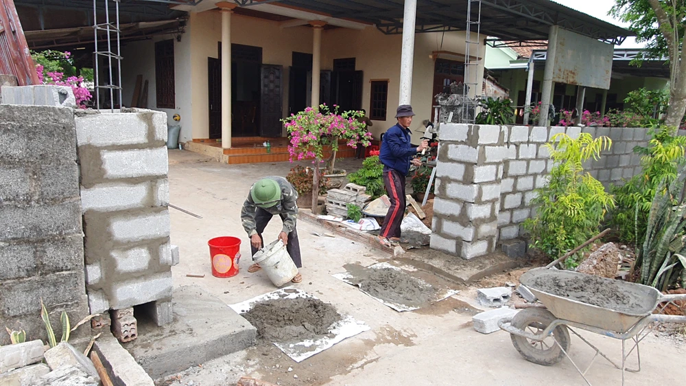 Hàng chục hộ dân ở Quảng Bình hiến đất mở rộng đường giao thông