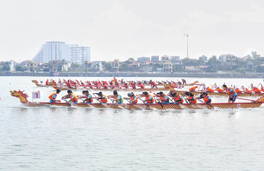 Sôi nổi Giải đua thuyền truyền thống vô địch quốc gia tại Quảng Bình