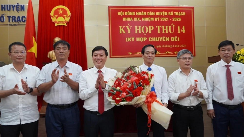 Ông Hoàng Minh Thái (thứ 3 từ phải qua) được bầu làm Chủ tịch UBND huyện Bố Trạch. Ảnh: CTV Quang-Binh-bau-chu-tich-ubnd-hai-huyen-bo-trach-va-quang-ninh.jpg