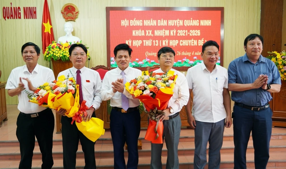 Ông Nguyễn Ngọc Thụ (thứ 3 từ phải qua) được bầu làm Chủ tịch UBND huyện Quảng Ninh và ông Phạm Trung Đông (thứ hai từ trái qua) được bầu làm Chủ tịch HĐND huyện Quảng Ninh. Ảnh: CTV Quảng Bình bầu chủ tịch ubnd huyện quảng ninh và bố trạch