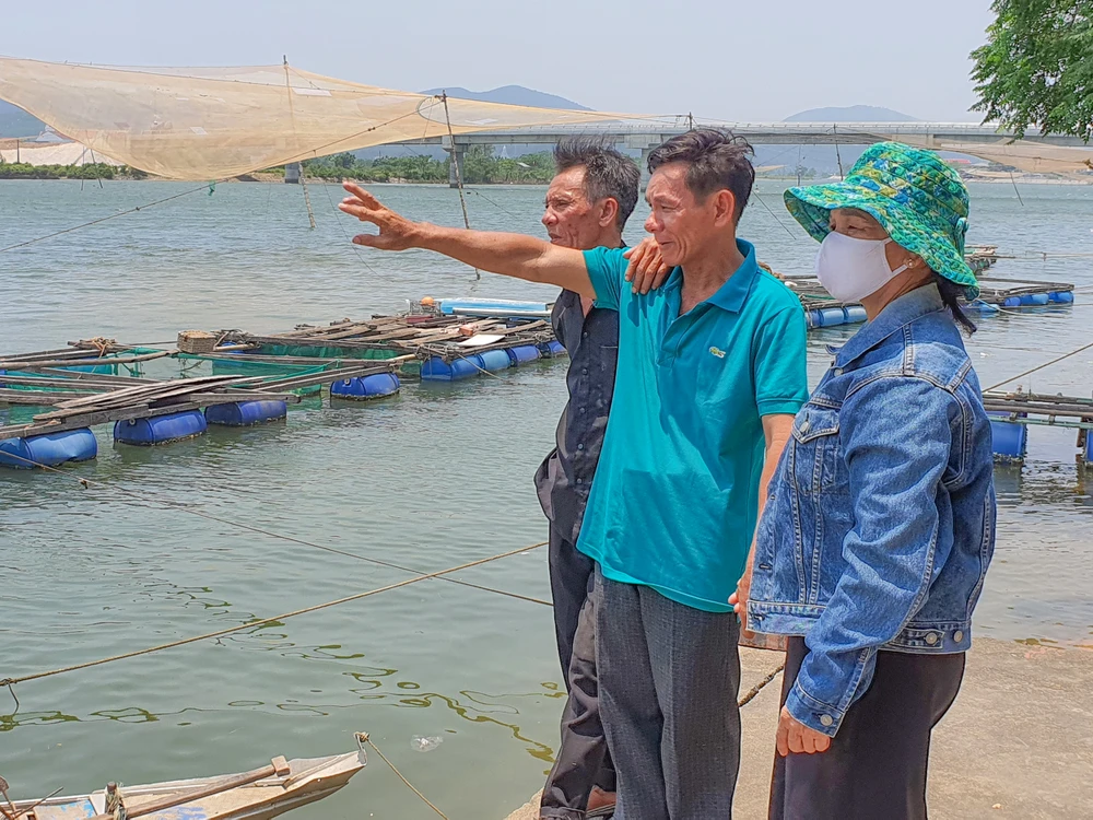 Anh Nguyễn Văn Từ cùng anh trai và chị gái hồi ức về những kỷ niệm bên dòng sông quê sau 43 năm thất lạc. Ảnh: BẢO THIÊN 3.jpg