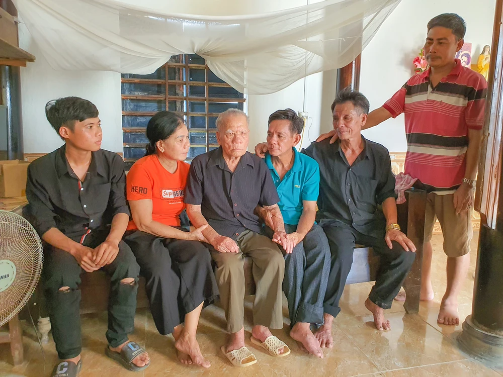 Con, cháu quây quần bên ông Nguyễn Văn Dụ. Ảnh: BẢO THIÊN Giây phút trùng phùng của hai cha con sau 43 năm thất lạc