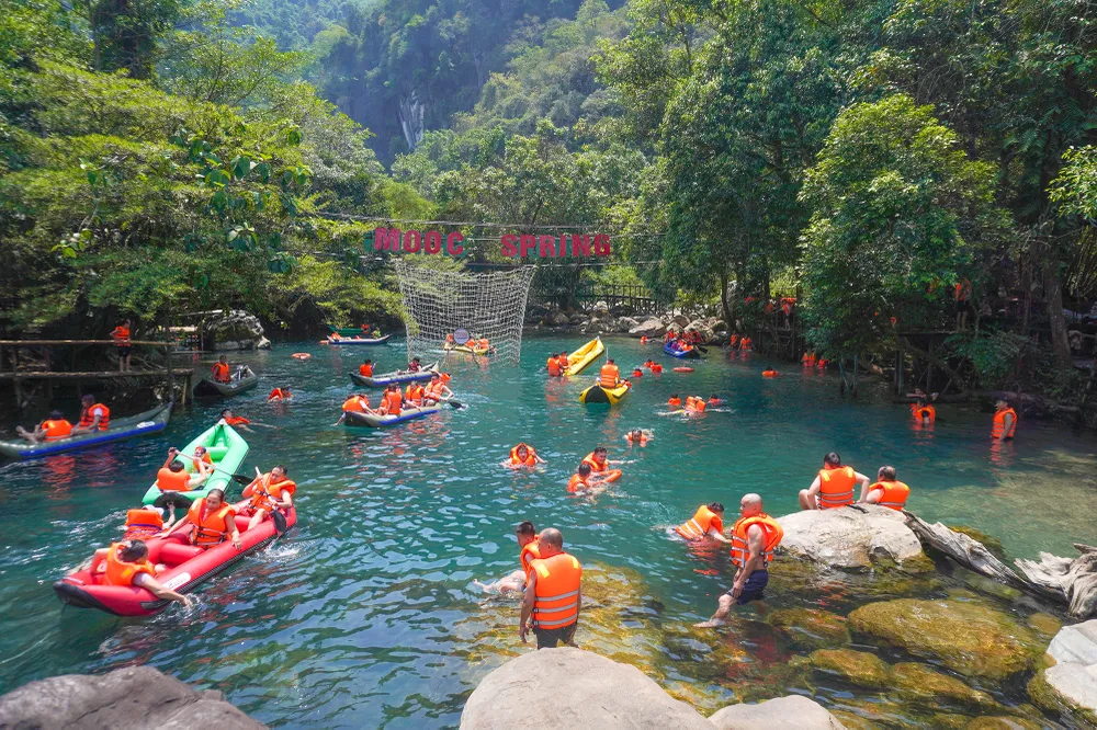 Nắng nóng gay gắt, hơn 30.000 lượt khách đổ xô đến Phong Nha ‘giải nhiệt’
