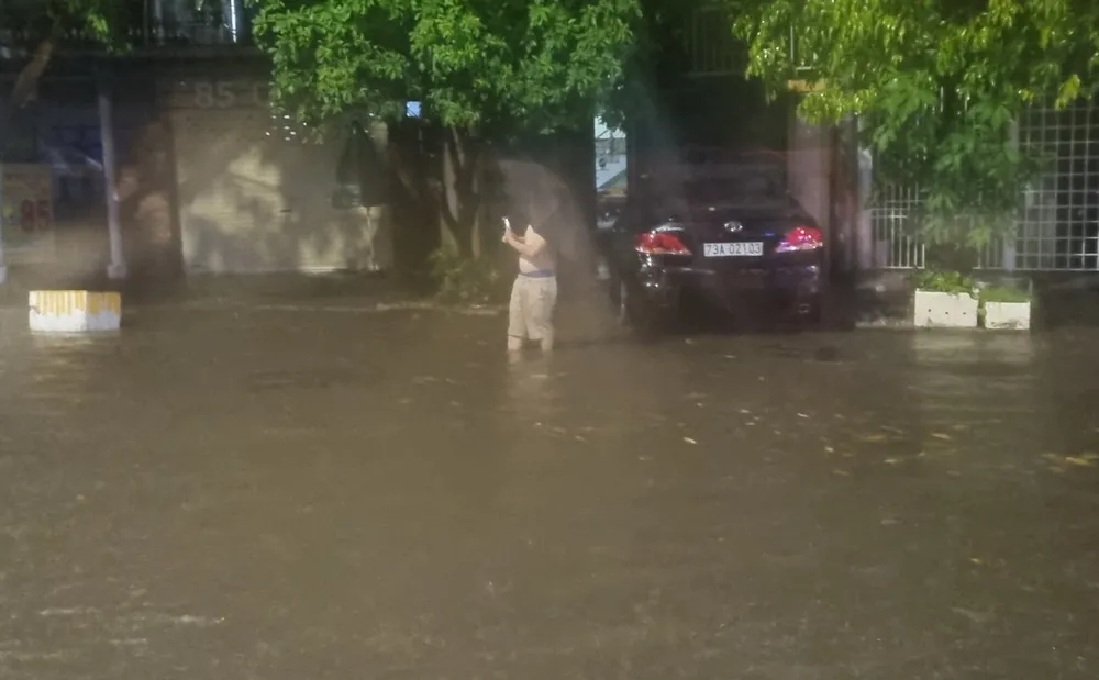 'Cơn mưa vàng' kéo dài gần 2 giờ đồng hồ vào tối ngày 2-5 đã giảm nhiệt nắng nóng tại Quảng Bình