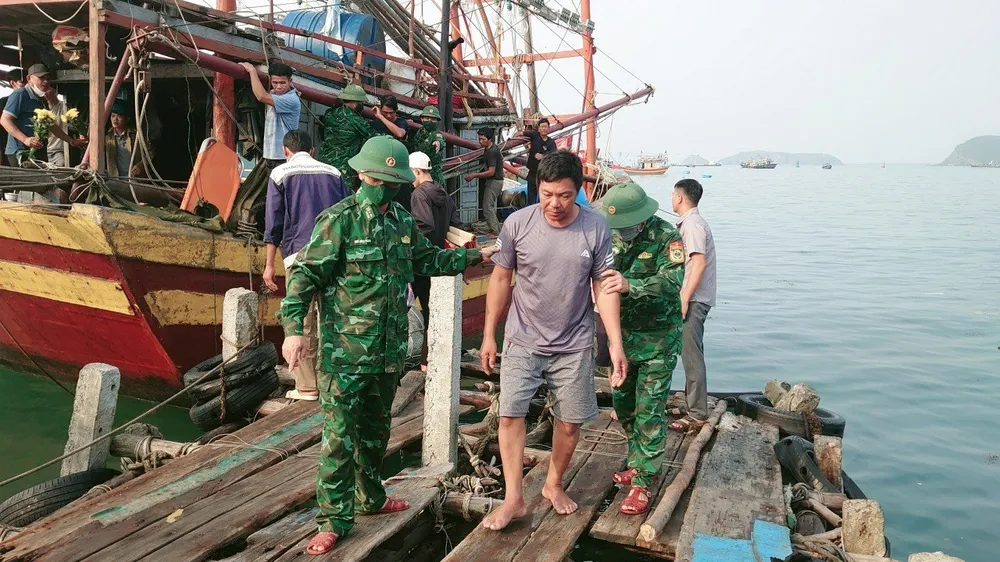 Những ngư dân gặp nạn may mắn được phát hiện, cứu vớt và đưa vào bờ an toàn. Ảnh: B.T Mở rộng phạm vi và huy động nhiều tàu ngư dân tìm kiếm 10 ngư dân mất tích