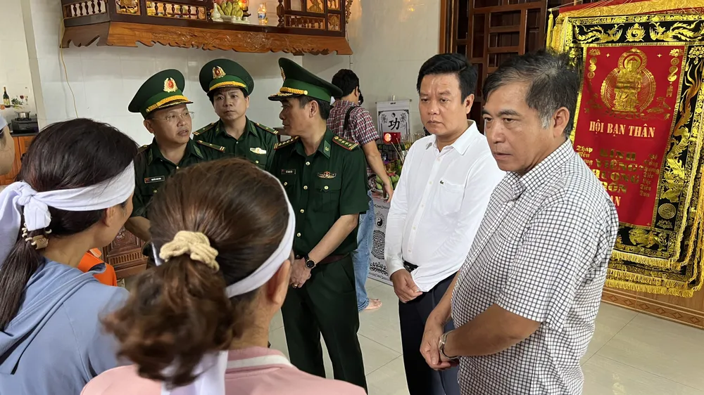 Ông Đoàn Ngọc Lâm, Phó Chủ tịch Thường trực UBND tỉnh Quảng Bình thăm hỏi, động viên gia đình có ngư dân tử nạn tại xã Quảng Phú. Ảnh: T.Chuyen z5418365206506_89e174db7149311b579148de6fcd1309.jpg