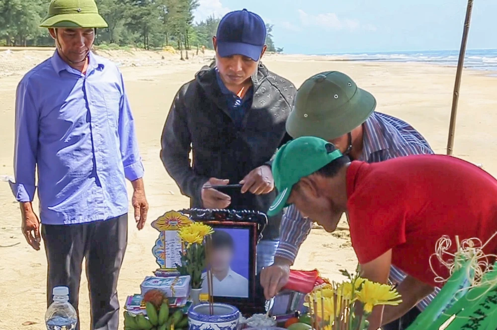 Bàn thờ vọng được gia đình Bảo lập để vái vọng con và cầu mong 'phép màu' cho 9 ngư dân mất tích. Ảnh: CTV Quảng Bình: Gia đình ngư dân mất tích lập bàn thờ vọng hướng về phía biển