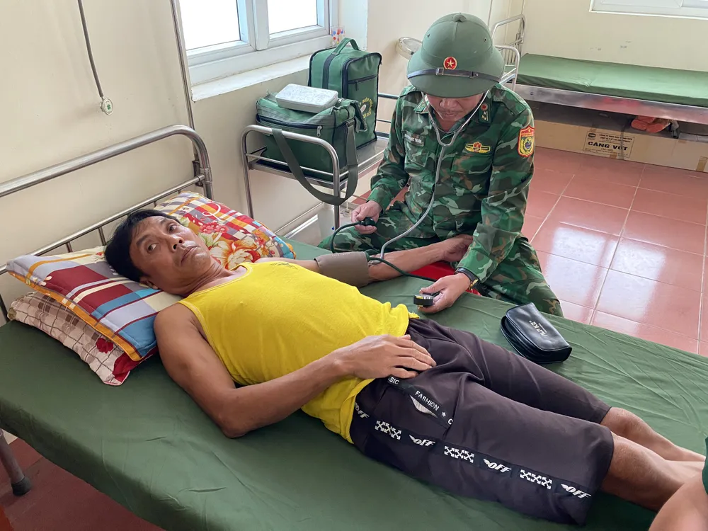 Ngư dân Nguyễn Văn Quang được lực lượng quân y thăm khám sức khoẻ sau khi vào bờ. Ảnh: BĐBP Quảng Bình: Thêm 1 ngư dân gặp nạn chìm tàu trên biển được đưa vào bờ