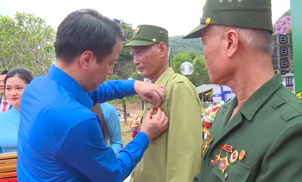 Ông Ngô Văn Cương, Bí thư Trung ương Đoàn trao kỷ niệm chương cho các đại biểu. Ảnh: CTV NHIEU HOAT DONG KY NIEM 65 NAM MO DUONG HO CHI MINH DUONG TRUONG SON HUYEN THOAI.00_00_42_05.Still001.jpg
