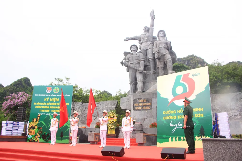 Lễ kỷ niệm diễn ra trang nghiêm tại khu tượng đài thanh niên xung phong chống Mỹ cứu nước ở Quảng Bình. Ảnh: T.H Trang nghiêm lễ kỷ niệm 65 năm ngày mở đường Trường Sơn huyền thoại