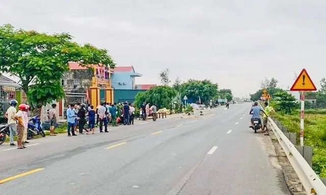 Người dân phát hiện thi thể biến dạng của bà T trên QL1A. Ảnh: Hạo Nhiên Quảng Bình: Phát hiện thi thể biến dạng của cụ bà 90 tuổi trên QL1A
