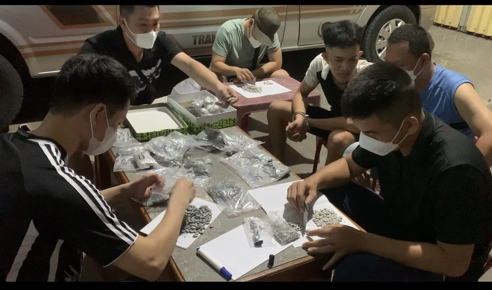 Lực lượng công an tiến hành kiểm đếm tang vật. Ảnh: CA Mật phục bắt quả tang ba thanh niên, thu giữ hơn 6.000 viên ma túy