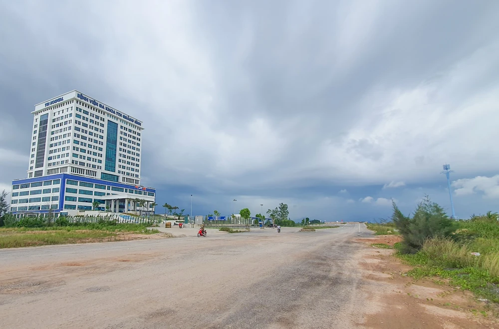 Rào chắn bê tông đặt trước cổng bệnh viện đa khoa ở Quảng Bình đã được tháo dỡ. Ảnh: B.C Tháo dỡ rào chắn đặt trước cổng bệnh viện đa khoa ở Quảng Bình