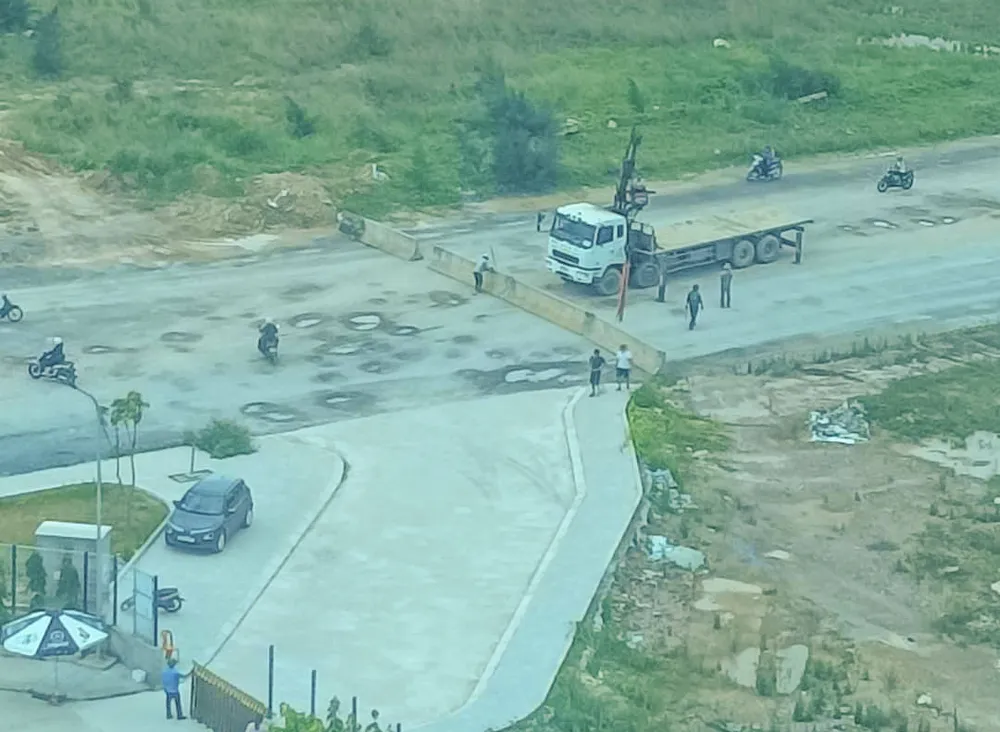 Rào chắn đang gây khó khăn cho việc lưu thông của cán bộ, nhân viên, người nhà bệnh nhân... đang điều trị tại bệnh viện. Ảnh: NHH z5474205006447_71b169dc9ee17f559666453fc747b98b.jpg