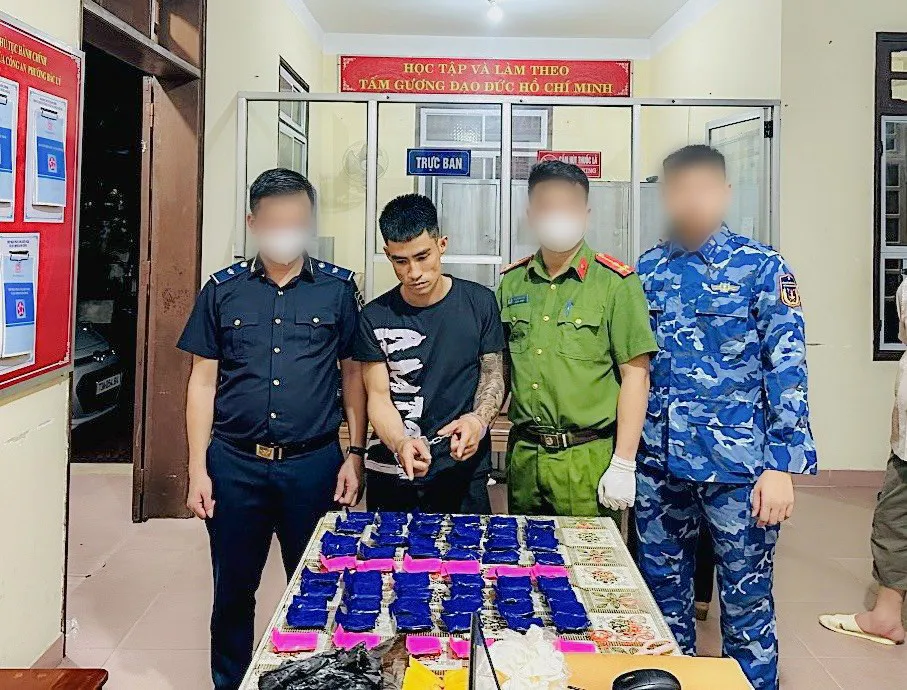 Nguyễn Lâm Trường và số tang vật lực lượng chức năng thu được. Thanh niên ‘cõng’ hàng loạt tiền án, vừa ra tù lại bị bắt vì buôn ma túy