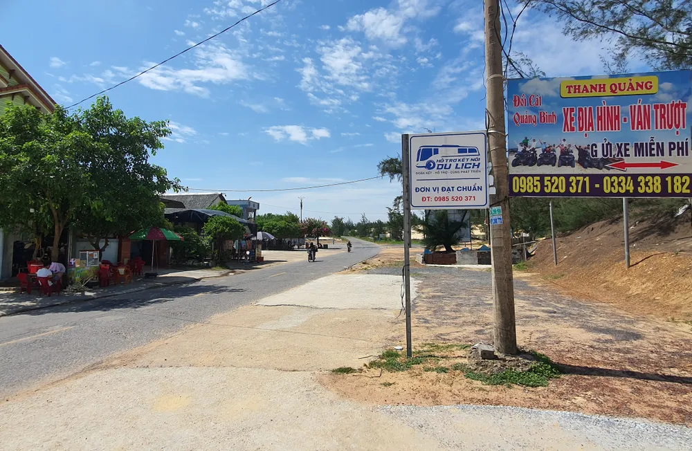 Theo các hộ dân, lượng du khách đến tham quan, trải nghiệm tại đồi cát Lý Trạch đang giảm dần. Ảnh: B.THIÊN 3.jpg