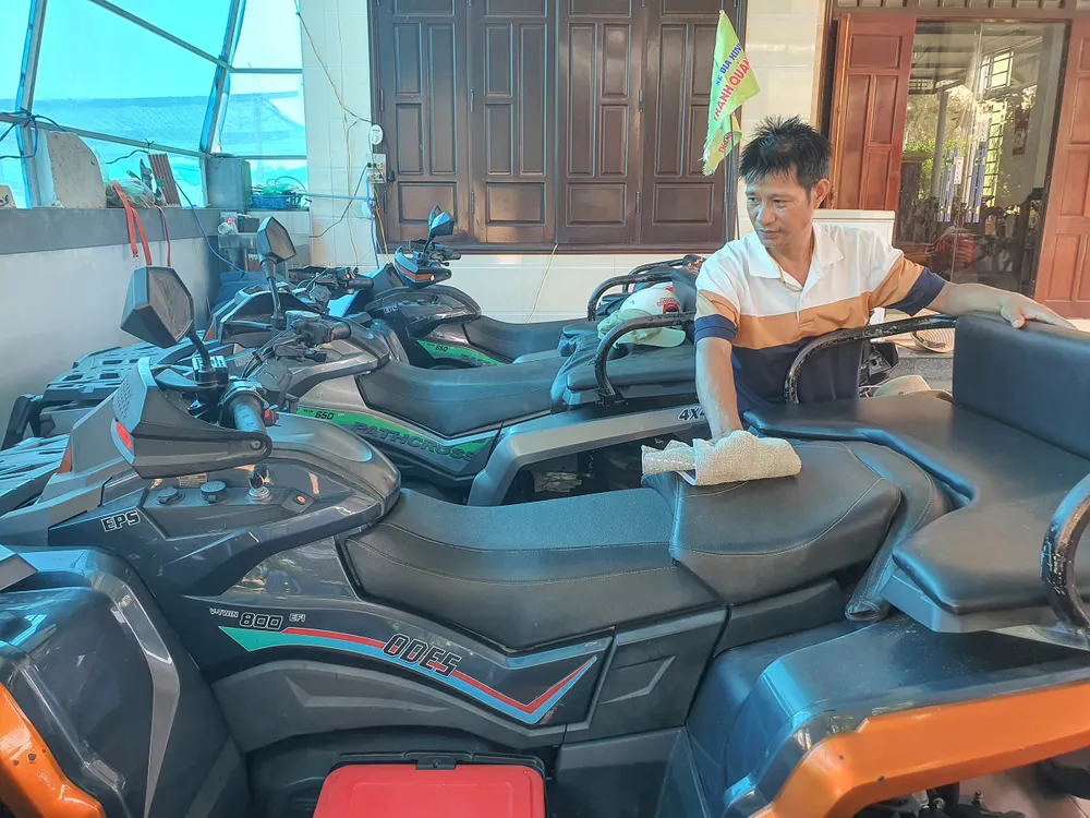 Những chiếc xe mô tô địa hình được anh Quảng cất trong nhà sau 'lệnh' cấm. Ảnh: B.THIÊN Người dân kinh doanh xe địa hình trên đồi cát ở Quảng Bình ra sao sau ‘lệnh’ cấm