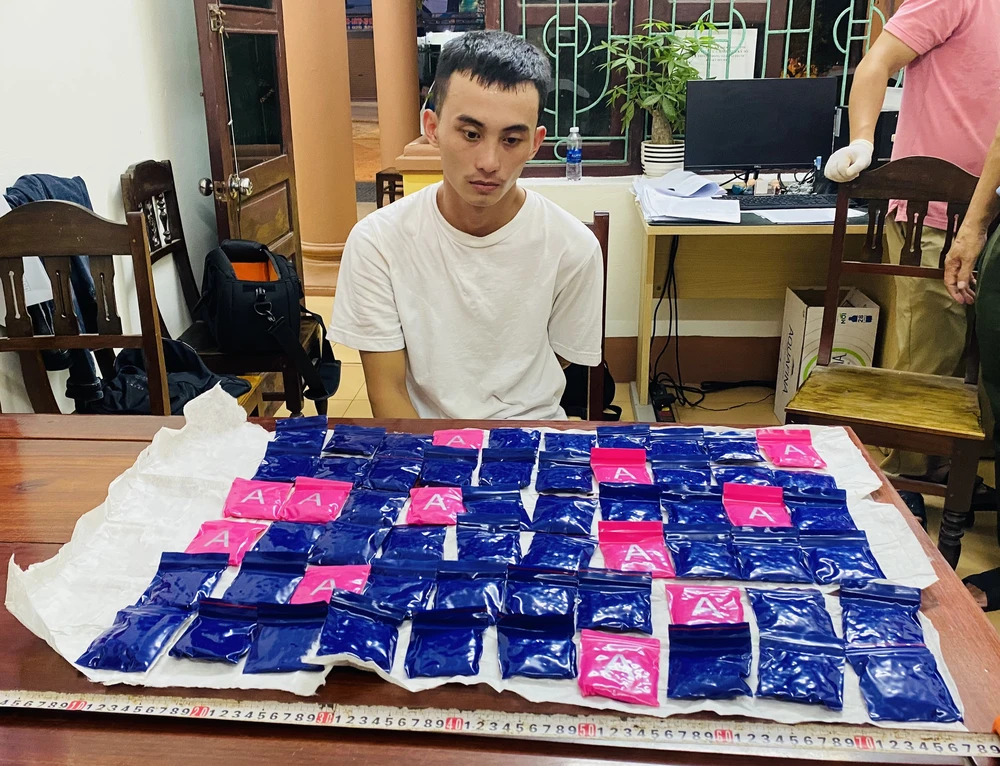 Trần Tý cùng tang vật. Ảnh: CA Thanh niên mang gần 12.000 viên ma túy tổng hợp đi bán kiếm lời thì bị bắt