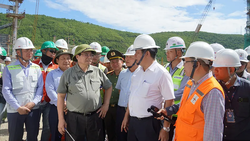 Thủ tướng Phạm Minh Chính kiểm tra ba dự án trọng điểm tại Quảng Bình