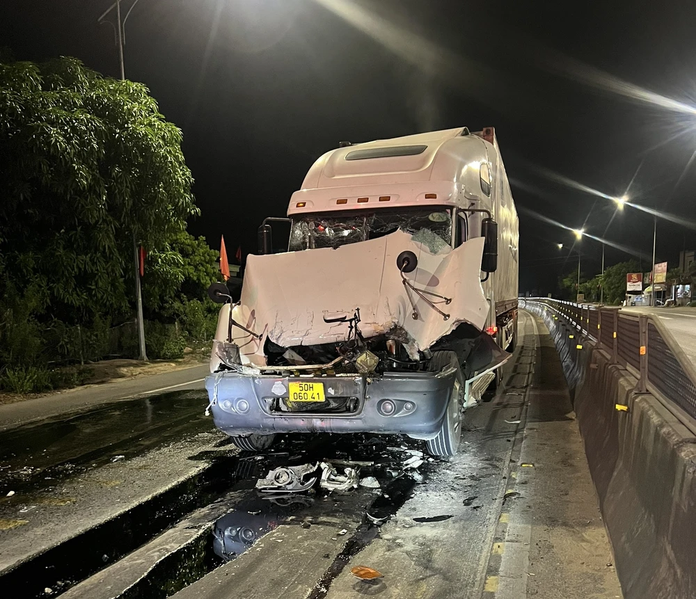 Cong-an-xa-cung-nguoi-dan-thu-don-vet-dau-loang-tren-QL1A-luc-nua-dem (2).jpg